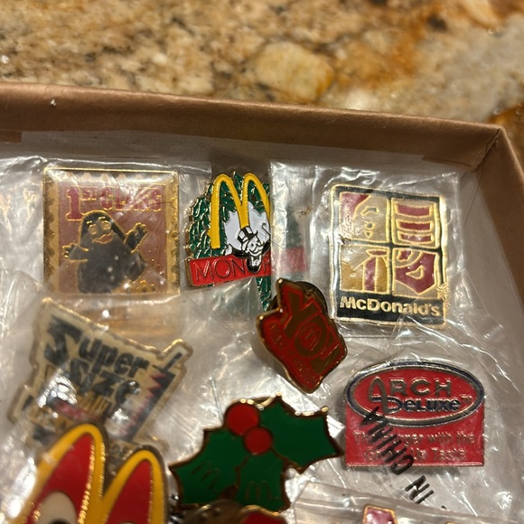 Vintage McDonald pins-lot of 16 pins, happy meal box, fries, shake, Ronald - Picture 6 of 13